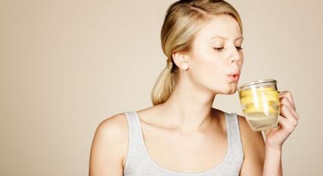 Trebuie să știi asta! Ce se întâmplă în corpul tău după ce bei apă caldă cu lămâie pe stomacul gol!