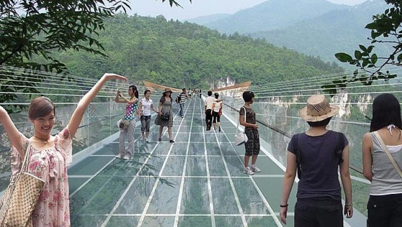 Ai curaj să treci pe el? Primul pod suspendat din sticlă din China a fost inaugurat joi