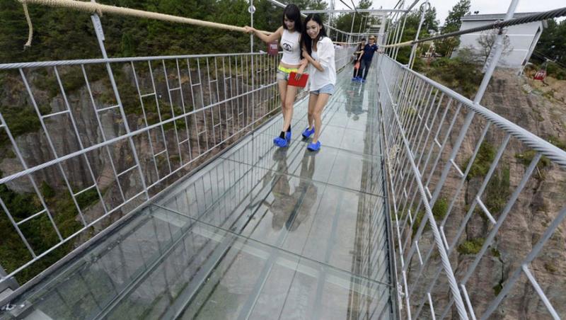 Ai curaj să treci pe el? Primul pod suspendat din sticlă din China a fost inaugurat joi