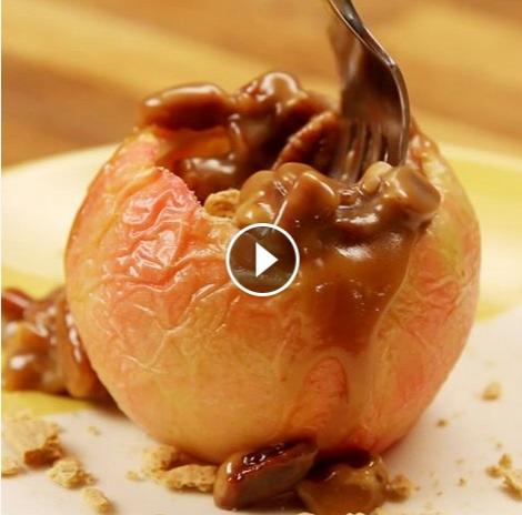VIDEO pas cu pas! Desertul pe care îl vei adora: Cheesecake în măr copt, cu sos de caramel, o rețetă gata în 20 de minute!