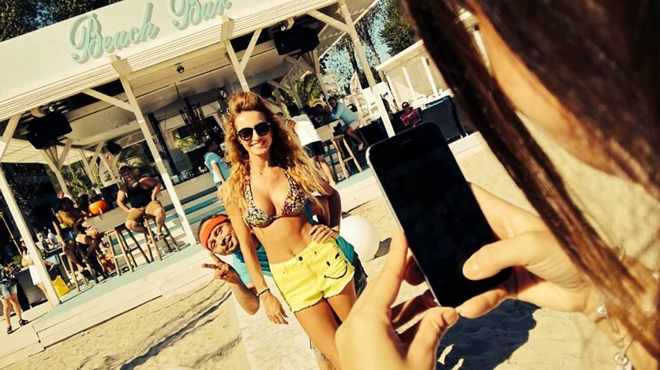 Ce nu trebuie să faci niciodată la mare! Flavia și Miruna &icirc;ți prezintă cele mai mari greșeli ale femeilor pe plajă