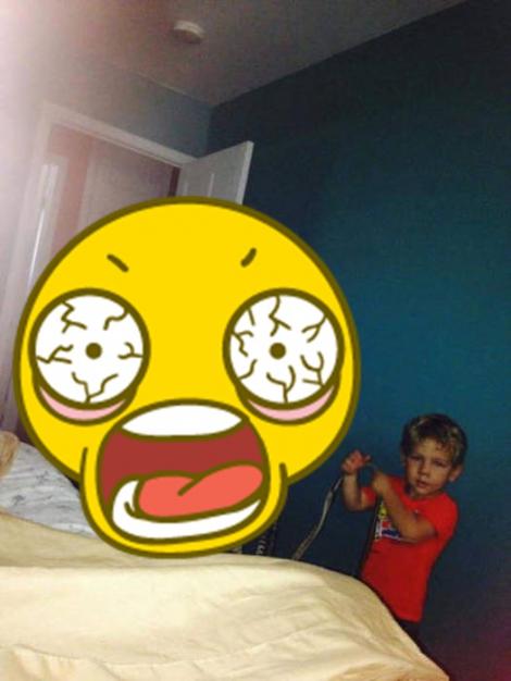 FOTO: Ce a putut să aducă acest copil în dormitor întrece orice imaginație! Părinții au rămas fără replică