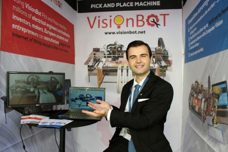 Ionuț Budișteanu lansează un robot “Pick and place” la Festivalul Ambasadelor