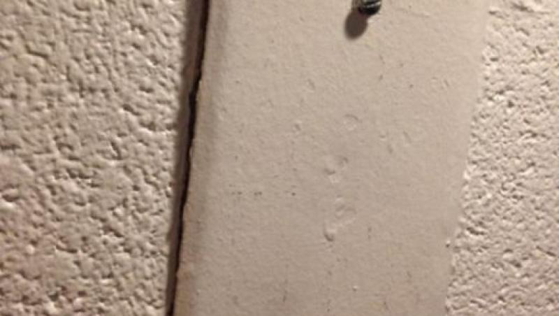 FOTO: S-a mutat într-o cameră de cămin și a găsit un loc secret în perete! Ce ascunsese acolo un fost student