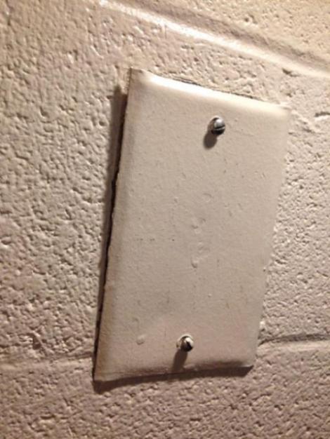 FOTO: S-a mutat într-o cameră de cămin și a găsit un loc secret în perete! Ce ascunsese acolo un fost student