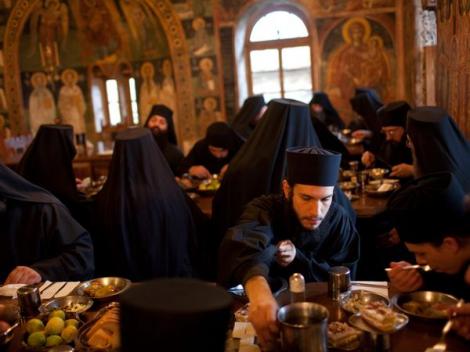 Dieta călugărilor de pe Muntele Athos face minuni pentru sănătate! Slăbește rapid 10 kilograme!