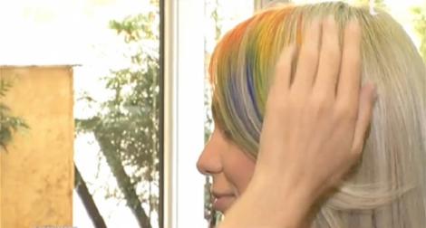 VIDEO: Cea mai nouă tehnică în materie de vopsit părul! Colorează-ți podoaba capilară pe sticlă!