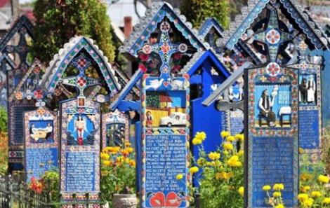 Fără lacrimi și regrete! Crucile cu “texte morbide”, înlocuite cu mesaje haioase: Povestea Cimitirului Vesel de la Săpânța