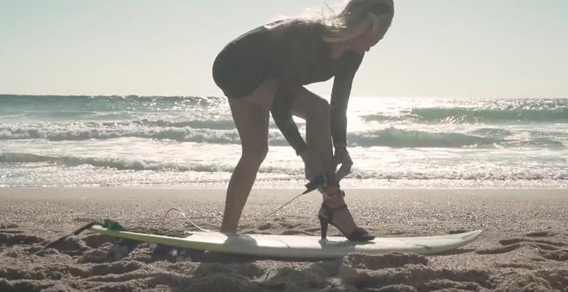 VIDEO: Surfing pe tocuri şi &icirc;n rochie scurtă! Cele mai ad&acirc;nci fantezii ale bărbaţilor, &icirc;ndeplinite de o blondă fierbinte