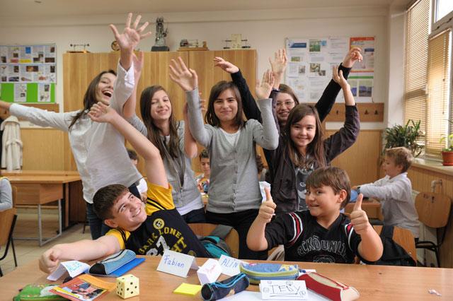 Veste senzaţională pentru elevii din Rom&acirc;nia! Pe l&acirc;ngă alocaţie, vor mai primi &icirc;ncă 55 de lei &icirc;n plus! Ce trebuie să facă