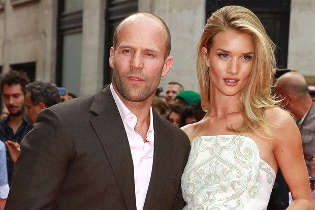 Bat clopote de nuntă la Hollywood! R&acirc;vnitul actor Jason Statham a anunțat că renunță la burlăcie. Viitoarea soție, un model celebru