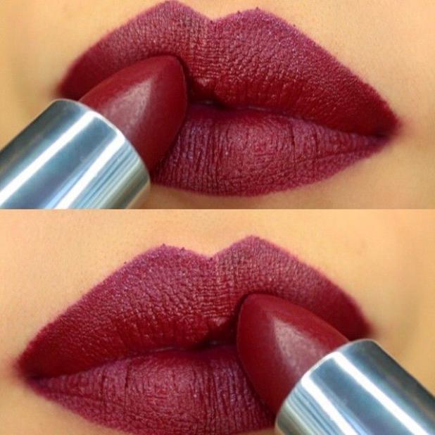 Vrei să reziste rujul mai mult pe buze? Folosește cel mai tare truc al make-up artiștilor!