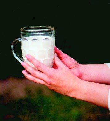 I-a oferit băiatului un pahar de lapte, dar asta i-a schimbat viața pentru totdeauna! O poveste ce &icirc;ți va face ziua mai frumoasă!