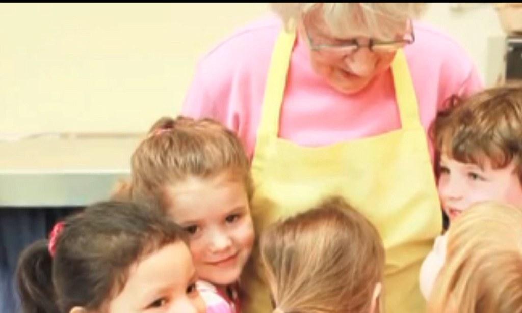 A &icirc;mplinit de cur&acirc;nd 102 ani, dar n-are stare! Cum arată profesoara care continuă să predea şi la această v&acirc;rstă