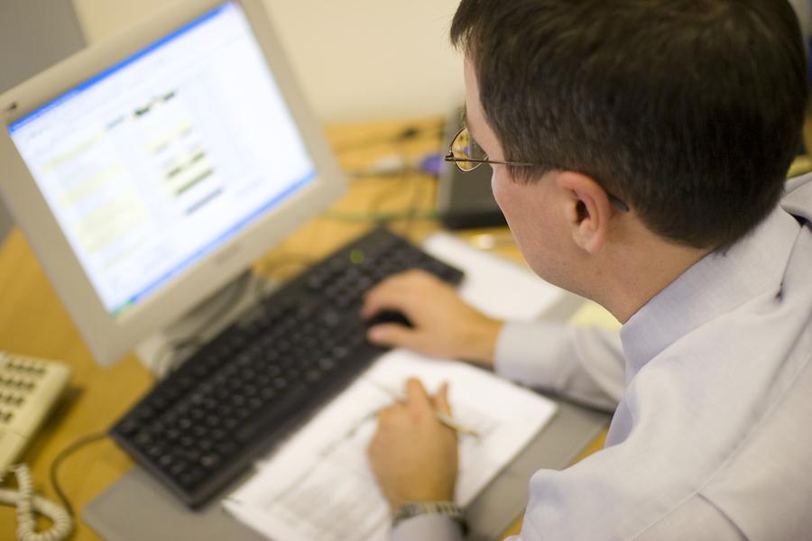 Atenție mare! Șeful poate să &icirc;ți citească mesajele de pe chat și să te concedieze!