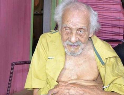FOTO: Cel mai bătrân om din lume are 131 de ani şi o viaţă sentimentală împlinită! Cu cine se iubeşte bărbatul