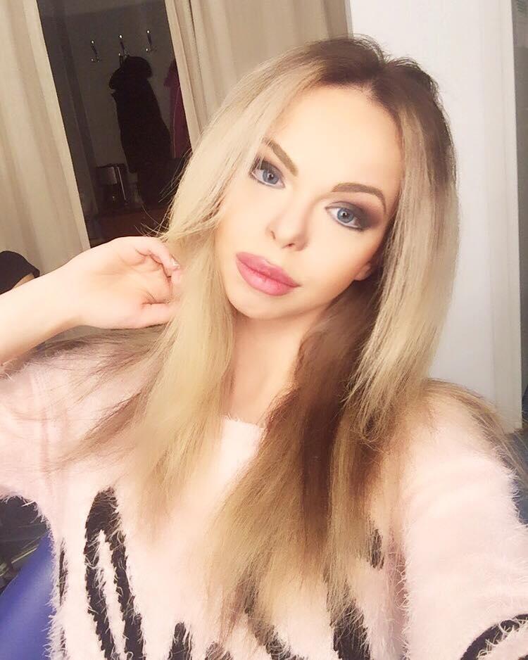 Barbie de Rom&acirc;nia, apariţie surprinzătoare la Neatza! "Ţi-ai făcut ceva? Parcă te-ai mai dezvoltat puţin"