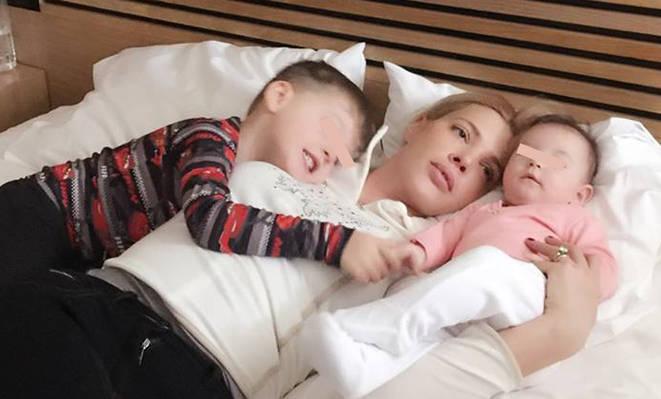 Imaginile tristeții! Alina Borcea, supărată l&acirc;ngă copii. Ultimele detalii despre soțul ei au făcut-o să clacheze
