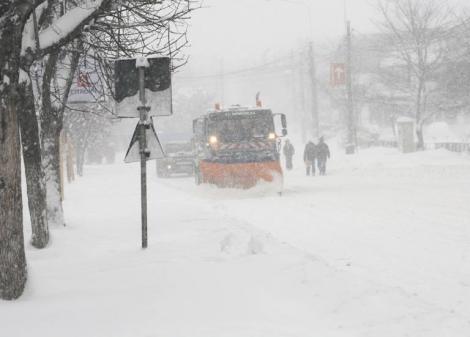 Iarnă în România! Localități fără curent electric, drumuri închise și mașini blocate în nămeți