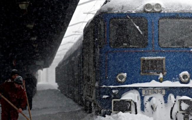 &Icirc;nt&acirc;rzieri la decolare ale zborurilor de pe Aeroportul Otopeni și zeci de trenuri anulate din cauza viscolului