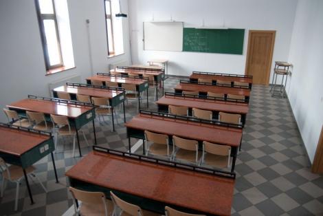 Școlile din Capitală și din mai multe județe își suspendă luni cursurile: Elevii nu vor merge la ore