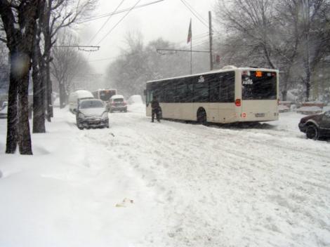Cum se desfășoară traficul din Capitală în condițiile de viscol și ninsoare abundentă: Vezi AICI imagini LIVE din București