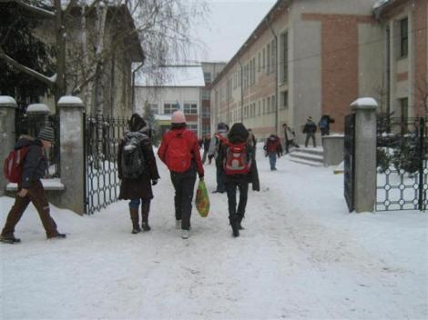 Elevii din București, Ilfov și alte trei județe revin marți la școală! Câte unități de învățământ rămân în continuare închise