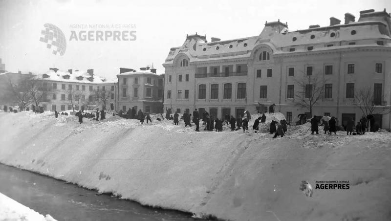 Marele ger din '54: 5.000.000 metri cubi de zăpadă au scufundat Bucureștiul. În Floreasca s-au făcut concursuri de schi! Au fost aduse tancurile!