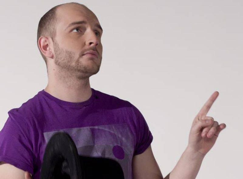 Cătălin Bordea, cu părul lung şi blond pentru un spot publicitar