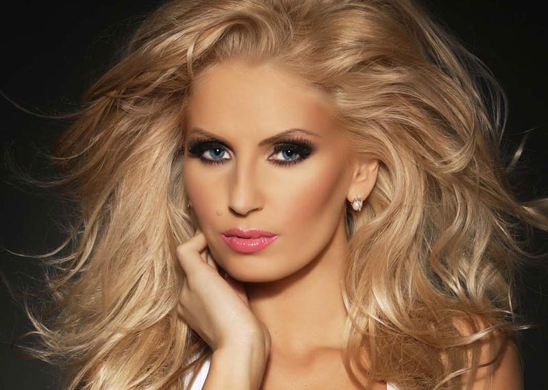 Vrea cu orice preț să fie &icirc;n centrul atenției! Andreea Bănică, mai sexy ca niciodată, după ce a pozat fără sutien, pe iaht