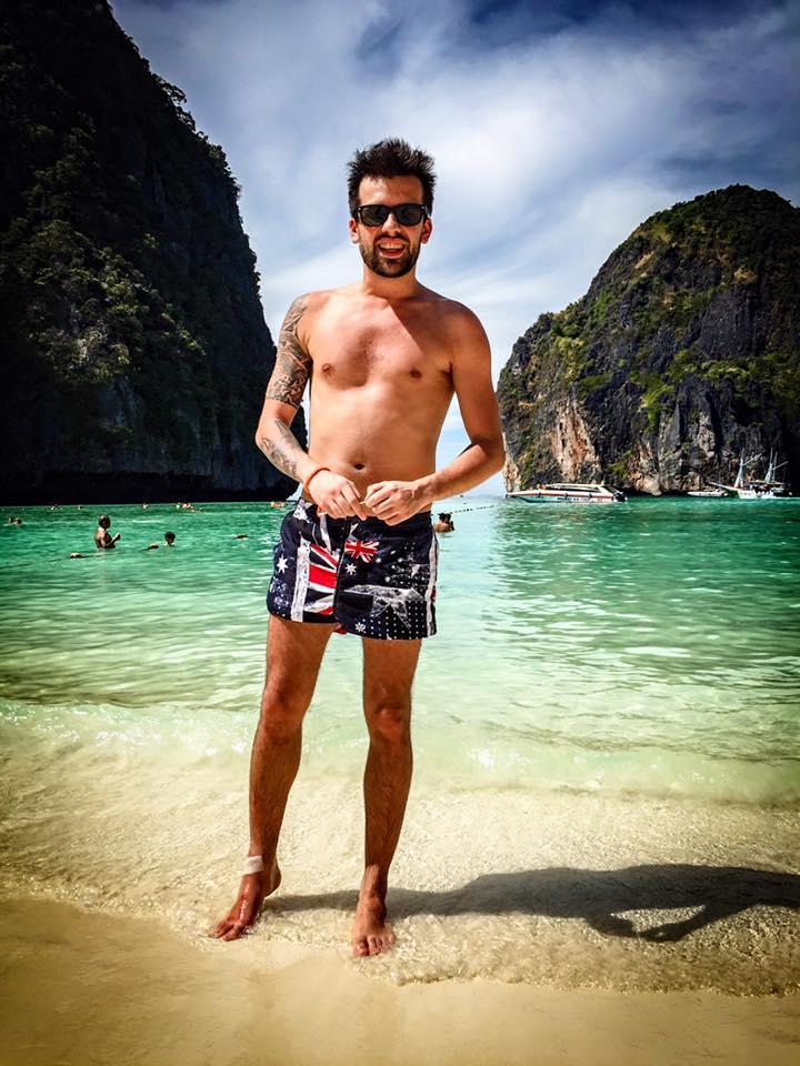 Florin Ristei  cu ochelari de soare și pantaloni scurți. O rudă: &bdquo;Fii ca Ion!  Ion știe că &icirc;n Romania a nins!&rdquo;