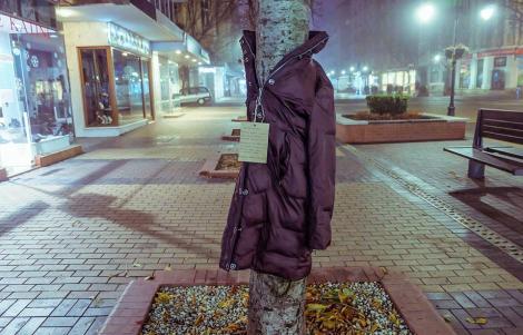 "Îmbracă un copac cu haine pentru nevoiaşi". Bucureștenii se dezbracă de hainele groase pentru oamenii străzii