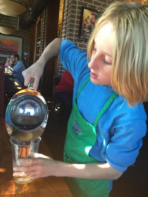 Unde lucrează fiul Nadiei Comăneci, la doar 10 ani. Dylan face acrobații cu paharele și farfuriile