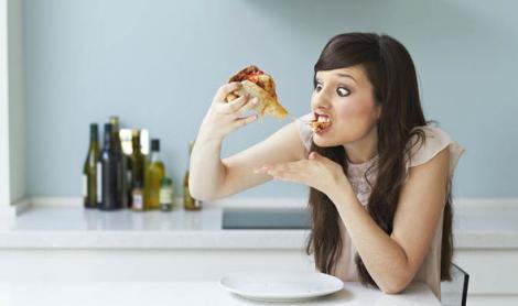 Ce se întâmplă dacă mănânci în fața oglinzii! Efectul este surprinzător!