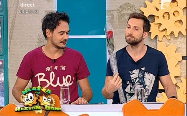 Surpriza dimineții! Răzvan și Dani, întâmpinați cu un trandafir roșu!