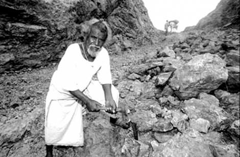 CUTREMURĂTOR! Povestea lui Dasrath Manjhi, omul care a tăiat un munte cu o daltă și un baros în numele dragostei!