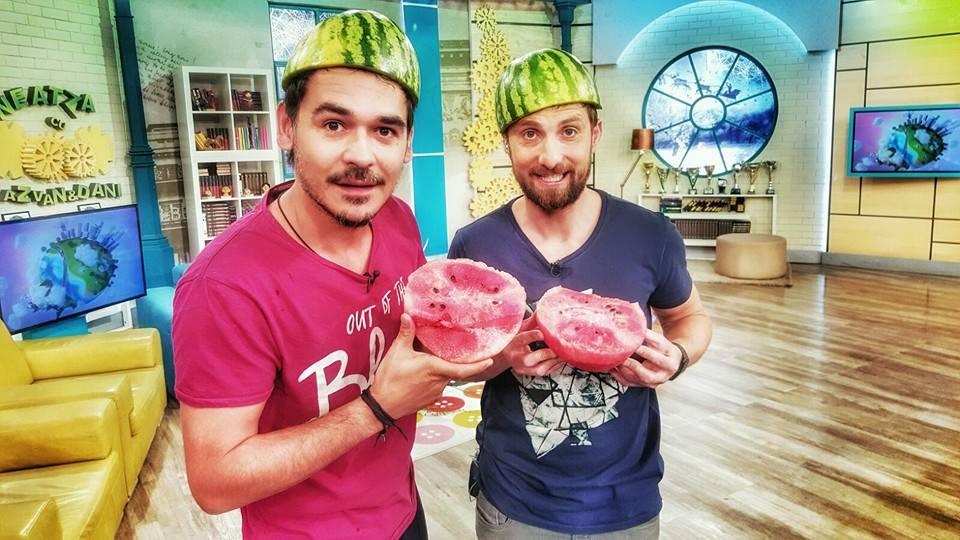 Spectaculos! Ce iese din m&acirc;na lui Răzvan, te lasă fără grai: Cel mai elegant, simplu și practic mod de a taia un pepene!