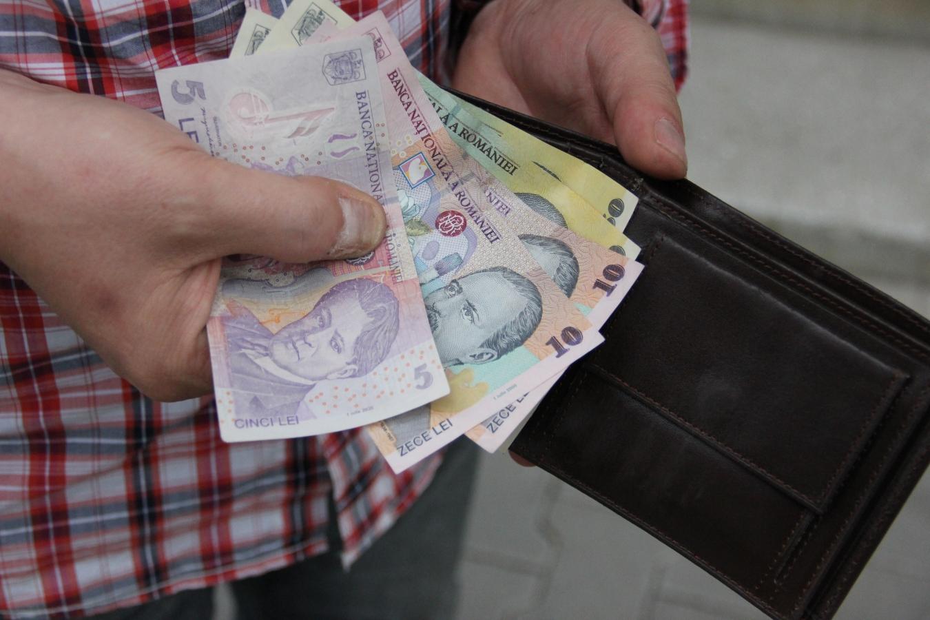 Prăpăd &icirc;n buzunare! Trei dintre alimentele cele mai consumate de rom&acirc;ni, mai scumpe de la 1 februarie