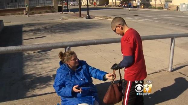 Gestul eroic al unui puști de nouă ani: I-a oferit unei femei fără adăpost o geantă veche, dar conținutul ei a impresionat-o p&acirc;nă la lacrimi