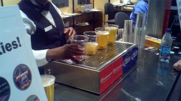 DE VĂZUT!! Domnilor, asta e șmecheria ultimului deceniu! Adio, spumă prea goasă: Paharul care se umple cu bere de jos &icirc;n sus