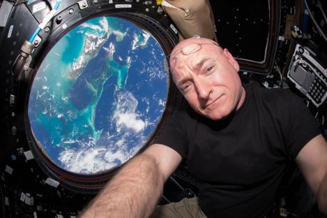 Gest uimitor făcut de un astronaut: A jucat ping-pong pe Stația Spațială cu o ''minge'' de apă! Imaginile au devenit virale instant