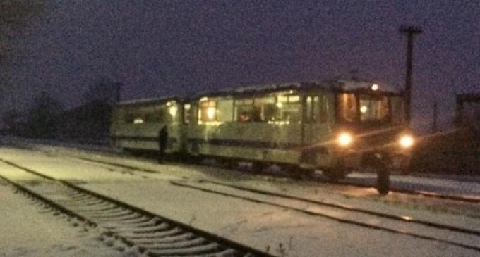 Ca la noi, la nimeni! Un tren &icirc;mpotmolit &icirc;n Gara din Seini, &Icirc;MPINS DE NAVETIŞTI ca să pornească! Să r&acirc;dem sau să pl&acirc;ngem?