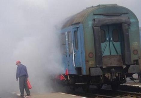 Un tren de pasageri a luat foc sâmbătă dimineață, în Dâmbovița: Niciun călător nu a fost rănit