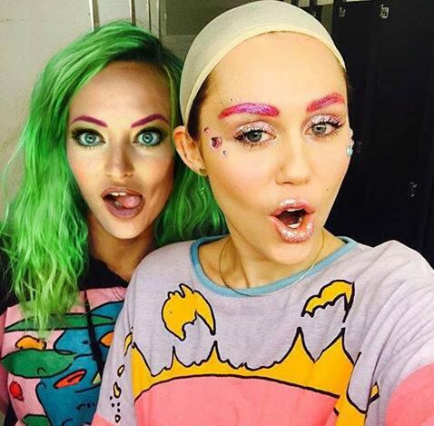 ȘASE momente &icirc;n care artistele de la noi și-au făcut selfie-uri cu celebritățile de "afară'