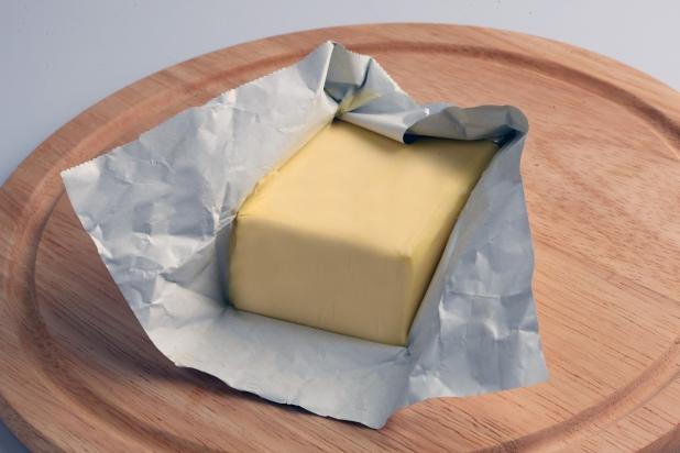 Cum să &icirc;nmoi RAPID untul abia scos din frigider! Sigur nu te-ai g&acirc;ndit la această metodă genială