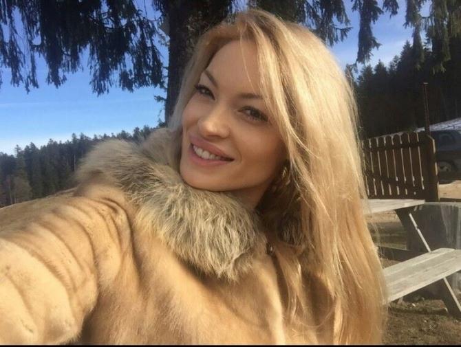 FOTO! Valentina Pelinel a îmbrăcat ROCHIA DE MIREASĂ! Se pregăteşte de marele pas cu burtica la vedere