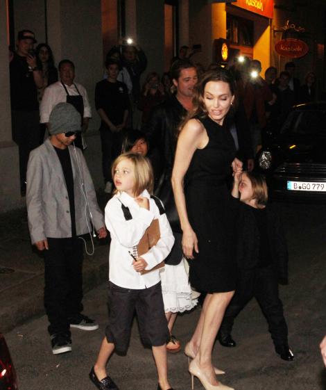 Cel mai iubit cuplu din lume „îşi mută casa”.  Angelina Jolie şi Brad Pitt vor să fie mai aproape de REFUGIAŢI