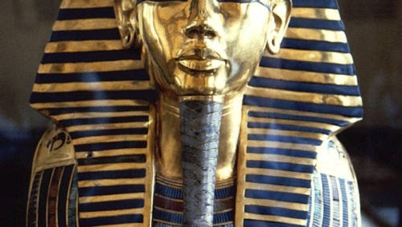 I-au lipit barba cu lipici din comerț! Masca funerară din aur a lui Tutankhamon a fost distrusă