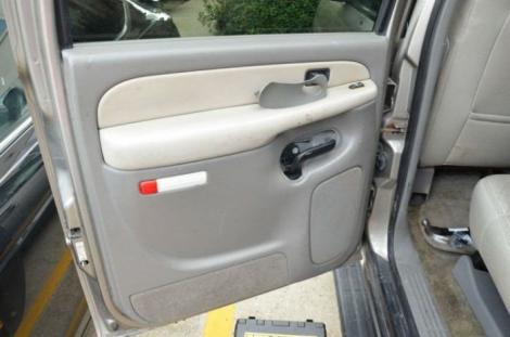Un șofer a văzut că s-a stricat geamul de la mașină și a vrut s-o repare, dar a găsit ceva fabulos înăuntrul ușii!