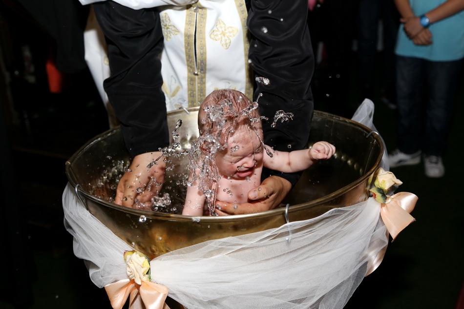 Lumea creştină se &icirc;mparte: BOTEZAT sau NEBOTEZAT? "Se culcă omul seara, iar dimineaţa găseşte copilul nebotezat mort!"